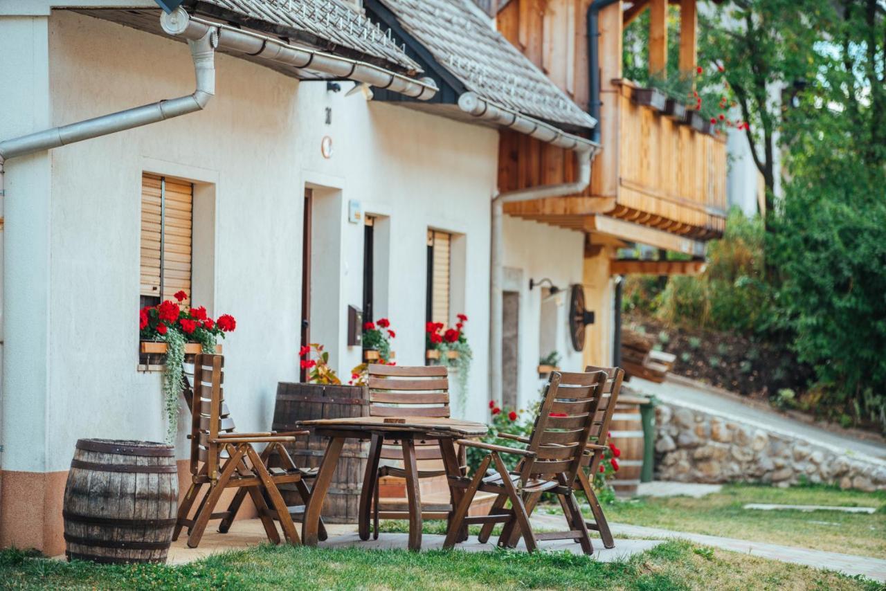 Stol Apartments Zirovnica Exterior foto